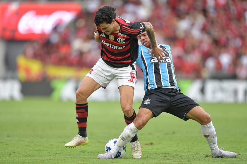 Disputa de bola de Pedro e Cuéllar no empate entre Flamengo e Grêmio. (Foto: Thiago Ribeiro/AGIF)