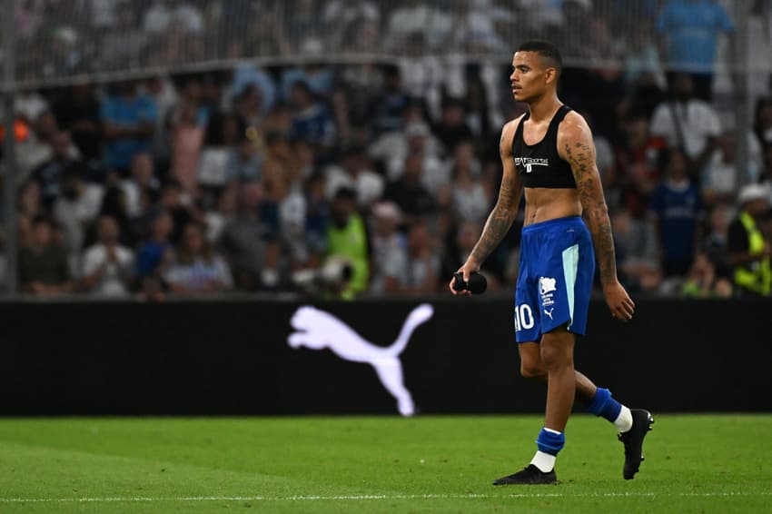 Greenwood deixa amistoso entre Olympique Marseille e Aston Villa sem camisa após briga