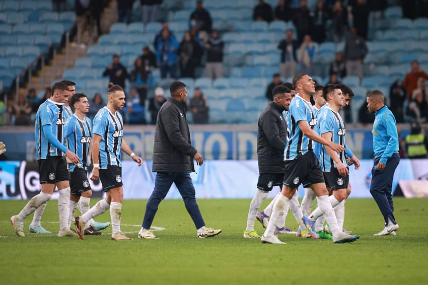 Jogadores do Grêmio lamentam derrota para o Sport. (Foto: Maxi Franzoi/AGIF)