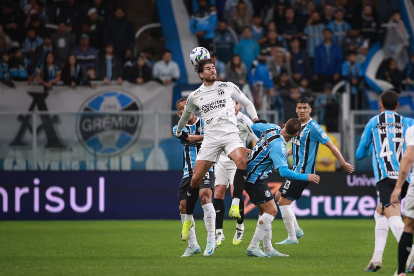 Disputa aérea no jogo entre Grêmio e Ceará. (Foto: Maxi Franzoi/AGIF)