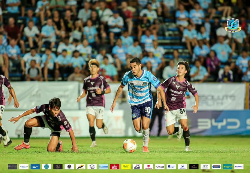Gustavo Apis em ação pelo Pattaya United, da Tailândia