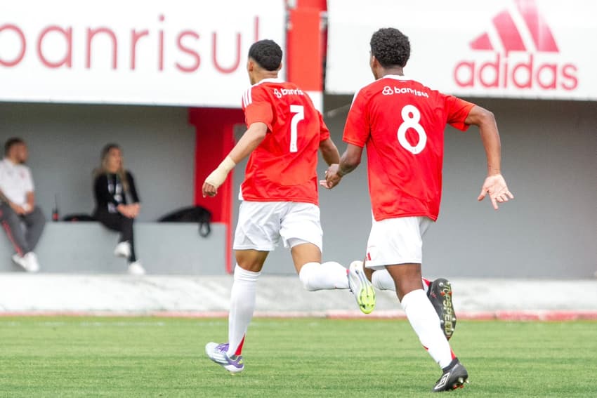 Júlio, camisa 7,  atacante do sub-17 do Internacional