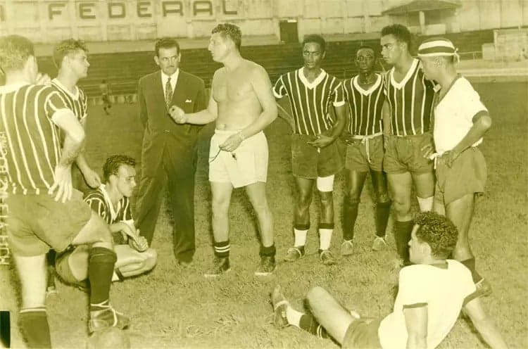 Yustrich, técnico de futebol