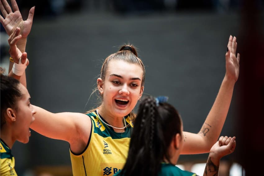 Helena disputando na Seleção Sub-21 de vôlei feminino (Foto: FIVB/Divulgação)