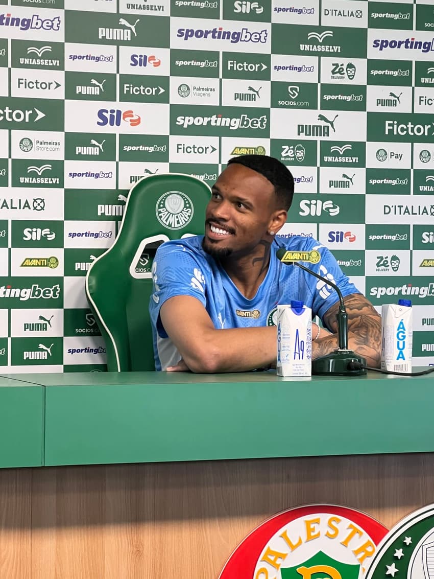 Carlos Miguel, goleiro do Palmeiras, durante apresentação