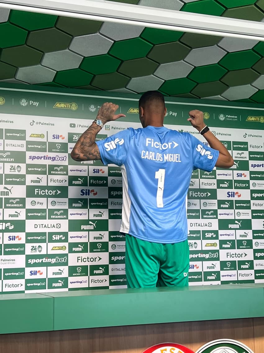Carlos Miguel, goleiro do Palmeiras, durante apresentação