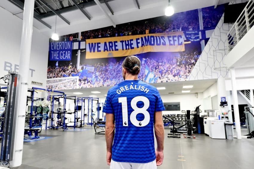 Jack Grealish vestirá a camisa número 18 no Everton