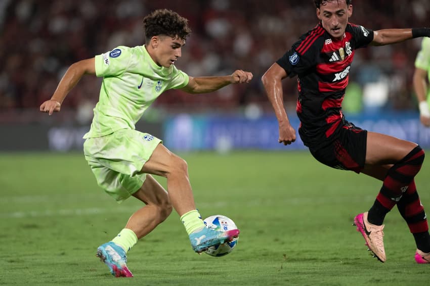 Jan Virgili em ação pelo Barcelona contra o Flamengo no Intercontinental Sub-20