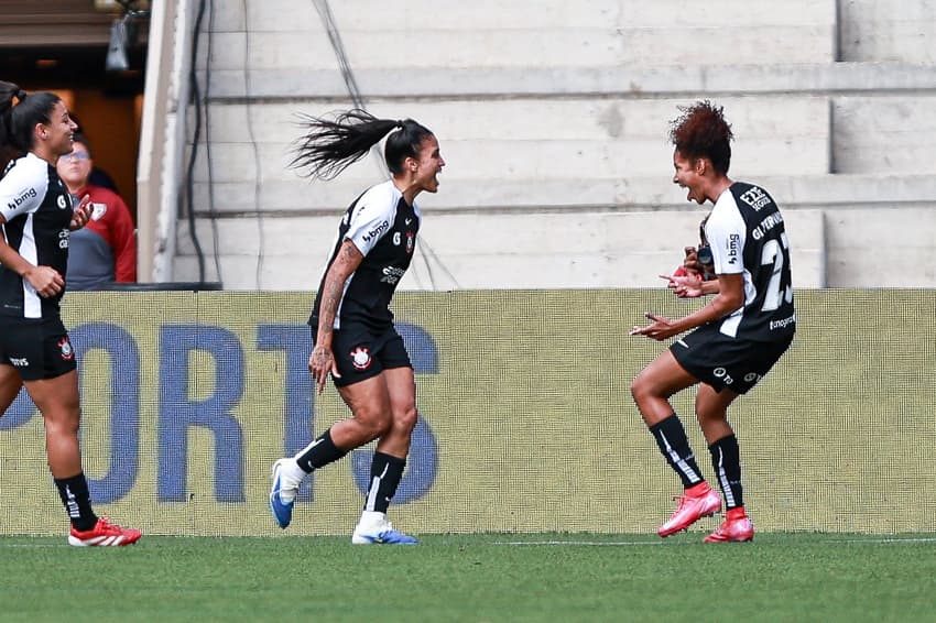 Jaqueline comemora seu gol pelo Corinthians, contra o São Paulo, pela semifinal do Brasileirão Feminino