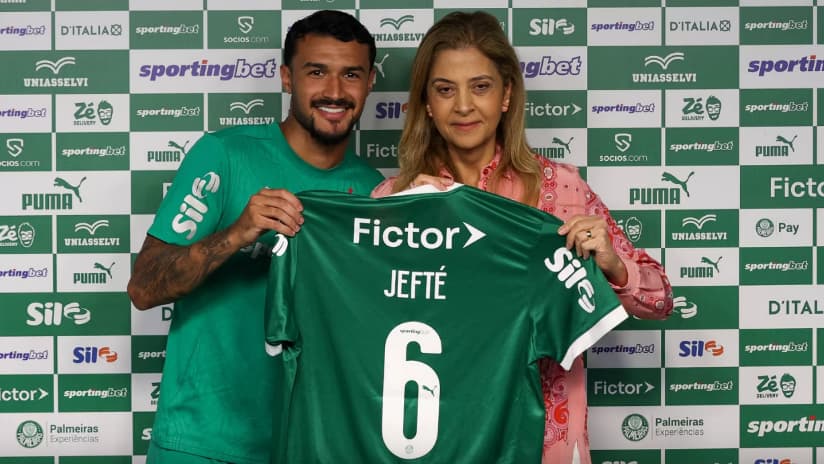 A presidente Leila Pereira, da SE Palmeiras, apresenta o mais novo atleta do clube Jefté, na Academia de Futebol. (Foto: Cesar Greco/Palmeiras/by Canon)