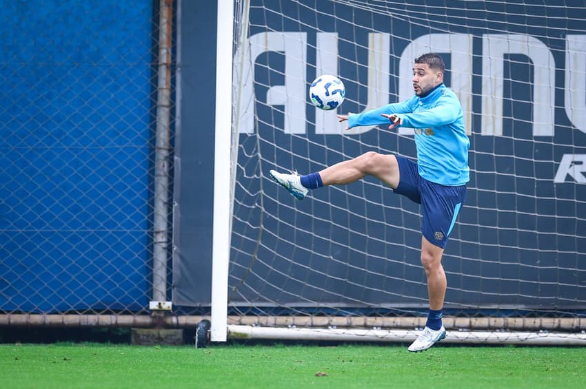 João Pedro, lateral direito do Grêmio, treina com bola no CT Luiz Carvalho. (Foto: Lucas Uebel/Grêmio FBPA)