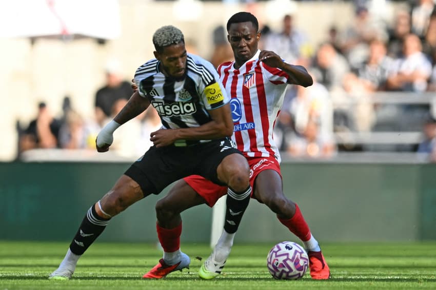 Joelinton e Seidu disputam espaço em amistoso entre Newcastle e Atlético de Madrid