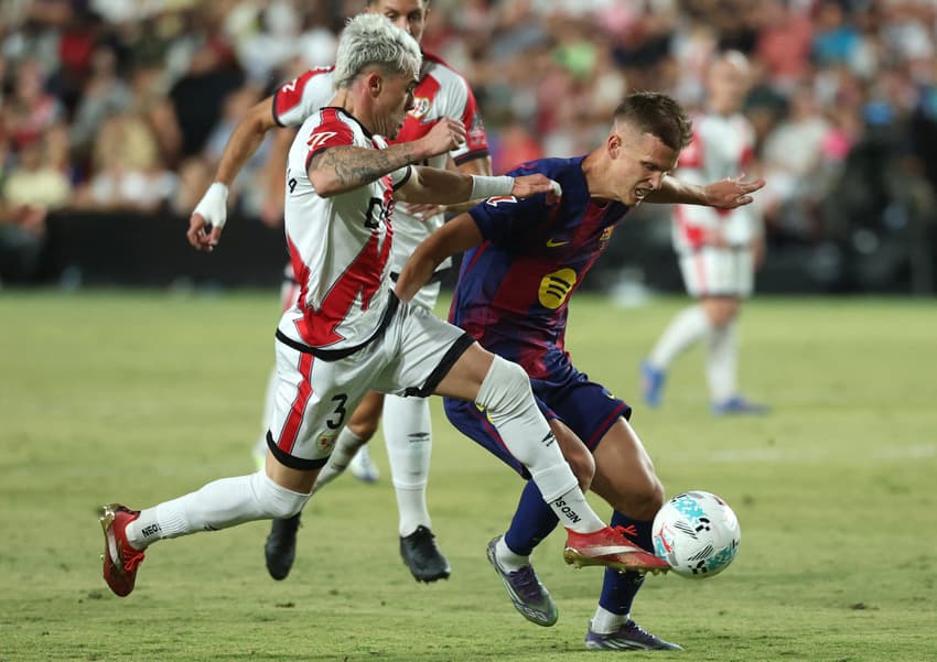 Jogadores de Barcelona e Rayo Vallecano disputam bola em partida de La Liga (Foto: Pierre-Philippe Marcou/AFP)