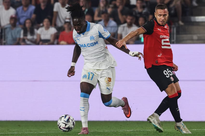 Jonathan Rowe em ação no jogo entre Olympique Marseille e Rennes