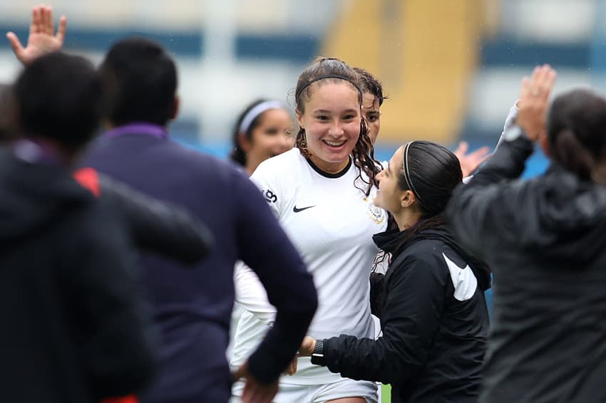 Julia Romero comemora seu gol pelo Corinthians contra o Grêmio na final do Brasileirão Feminino Sub-17