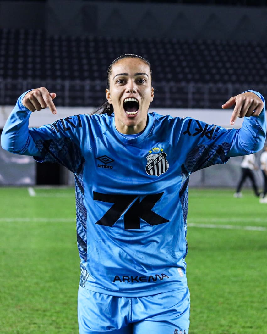 Karen comemora a classificação do Santos para a final do Brasileirão Feminino A2
