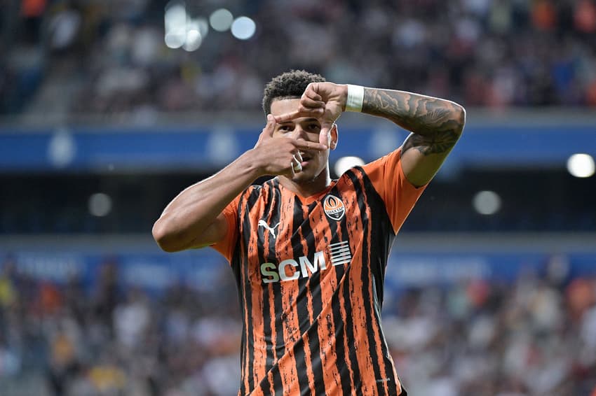 Kauã Elias comemora gol pelo Shakhtar Donetsk contra o Besiktas, pela Europa League