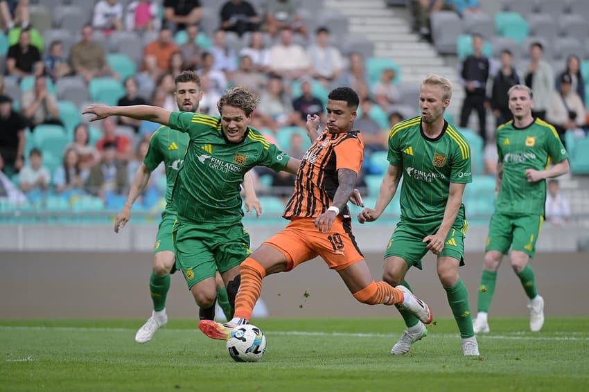 Kauã Elias em ação pelo Shakhtar Donetsk contra o Ilves, na estreia da Europa League