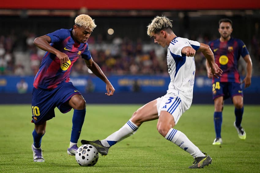Lamine Yamal dribla defensor no duelo entre Barcelona e Como