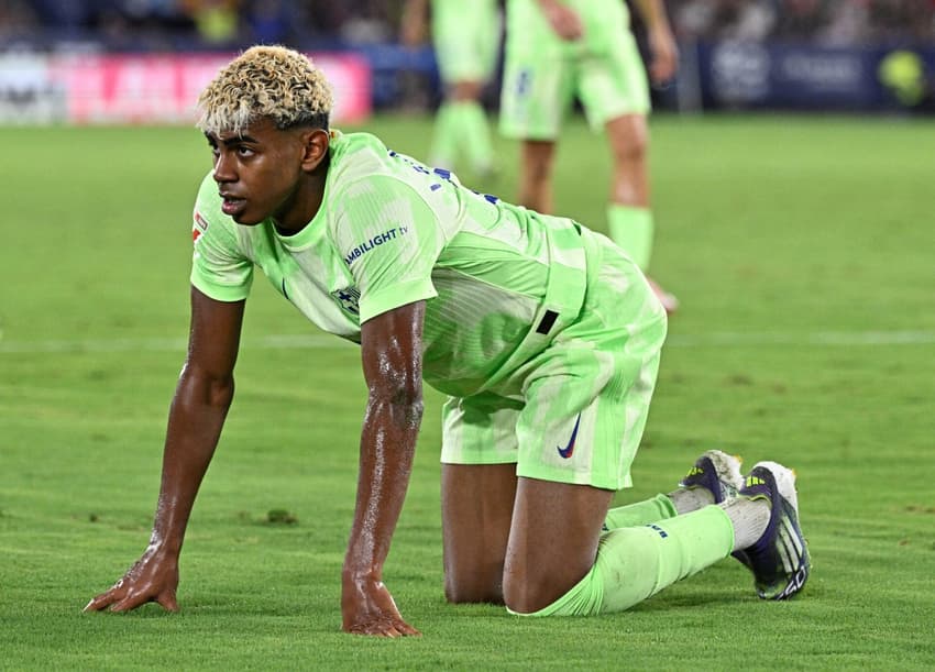 Lamine Yamal no chão durante jogo entre Levante e Barcelona, pela La Liga