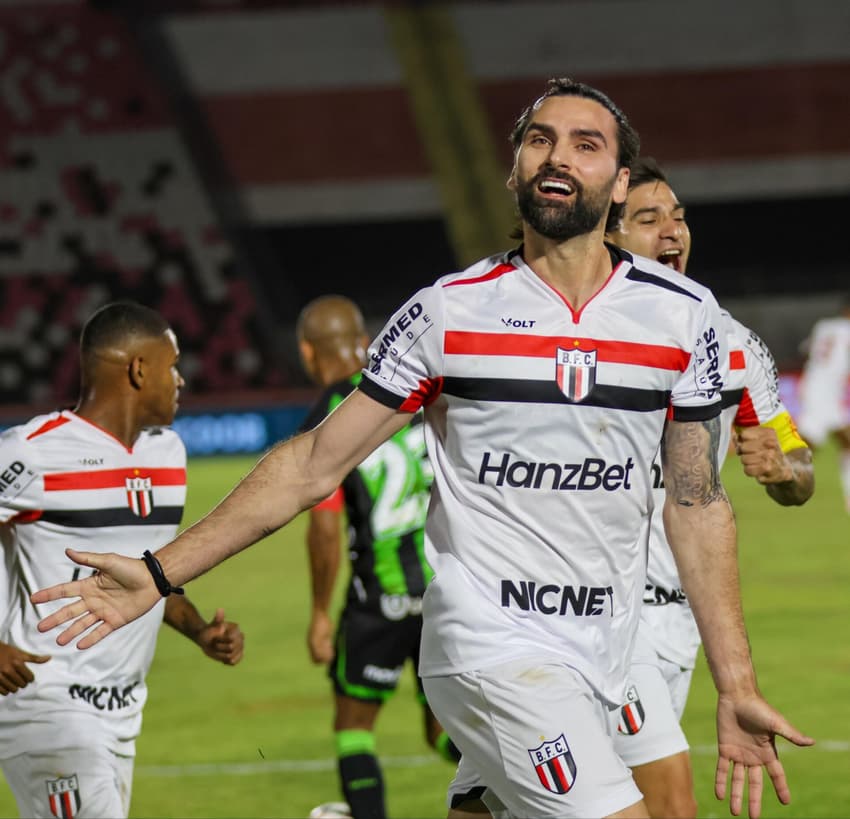 Léo Gamalho comemorando um de seus gols na vitória do Botafogo-SP (Foto: Divulgação/Botafogo-SP)