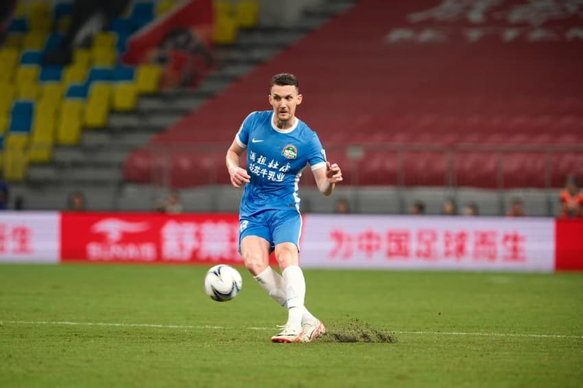 Lucas Maia em ação pelo Henan FC, da China (Foto: Divulgação/Henan FC)