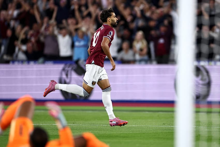 Lucas Paquetá comemora gol marcado pelo West Ham sobre o Chelsea, na Premier League