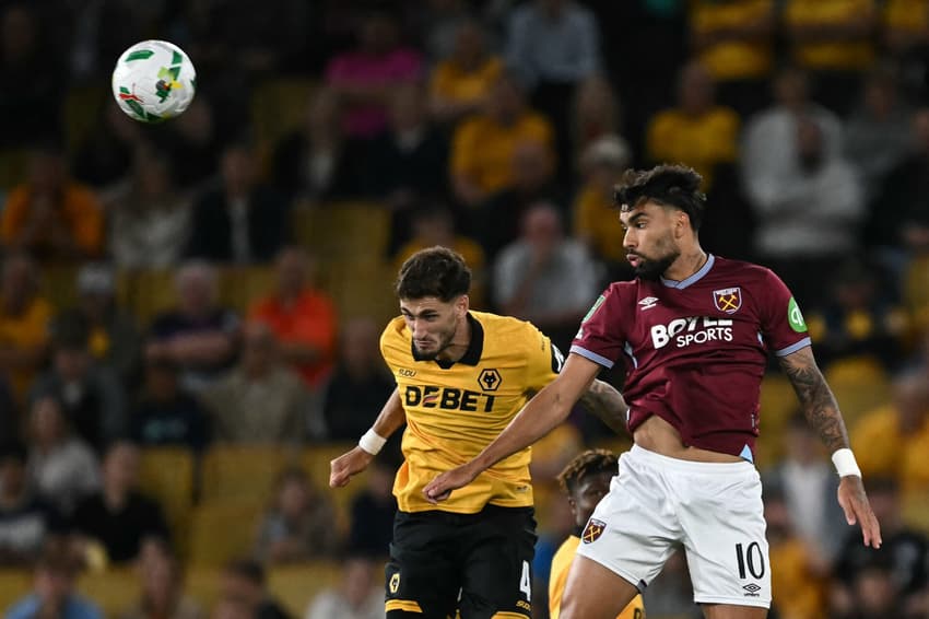 Lucas Paquetá, do West Ham, disputa bola com defesa do Wolverhampton, na Copa da Liga Inglesa