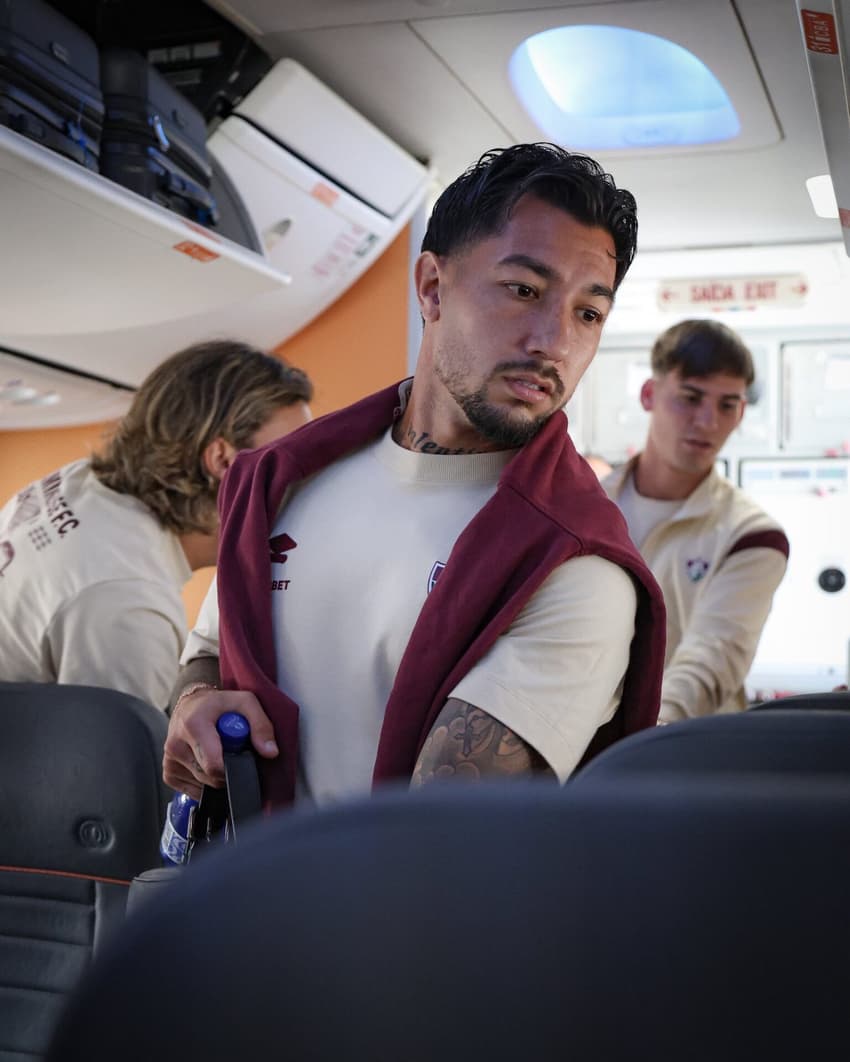 Lucho Acosta no avião para Bahia x Fluminense (Foto: Divulgação/ Fluminense)