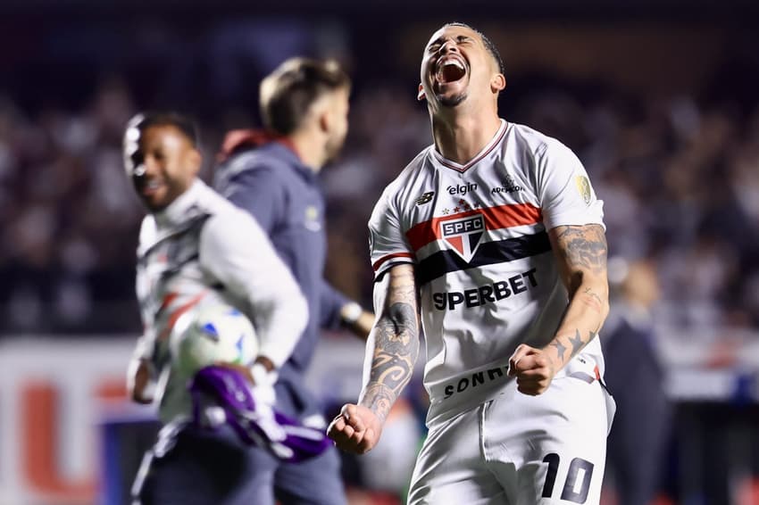 Luciano comemora vitória do São Paulo contra o Atlético Nacional nos pênaltis pela Libertadores
