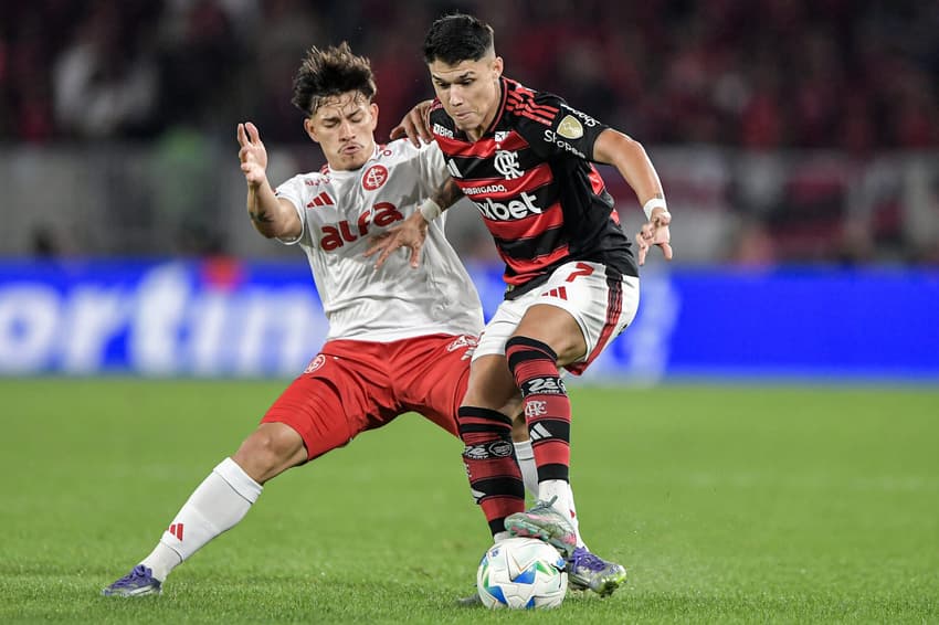Luiz Araujo, jogador do Flamengo, durante partida contra o Internacional no Maracanã pela Libertadores