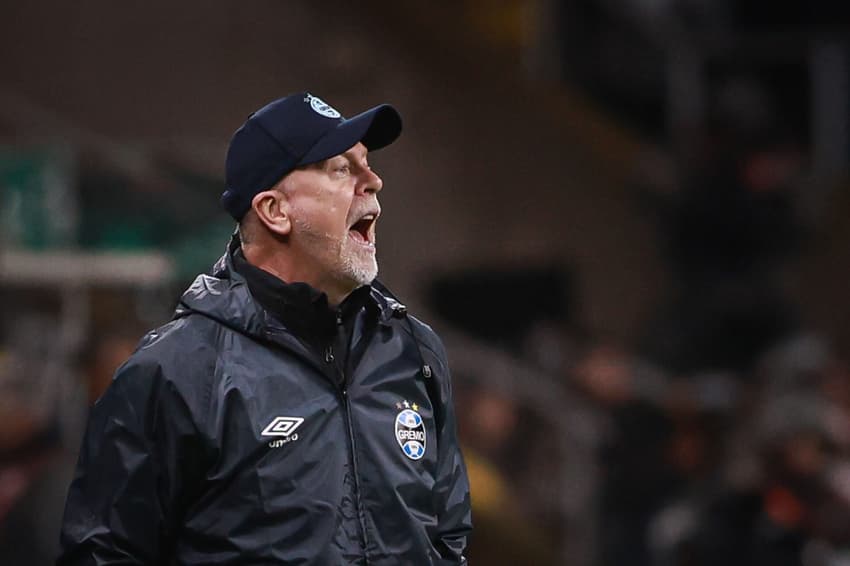 Mano Menezes grita durante o empate do Grêmio com o Ceará. (Foto: Maxi Franzoi/AGIF)