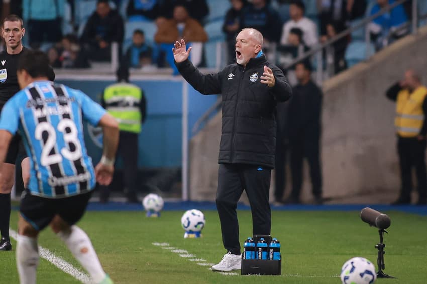 Mano Menezes esbraveja durante a derrota do Grêmio para o Sport. (Foto: Maxi Franzoi/AGIF)