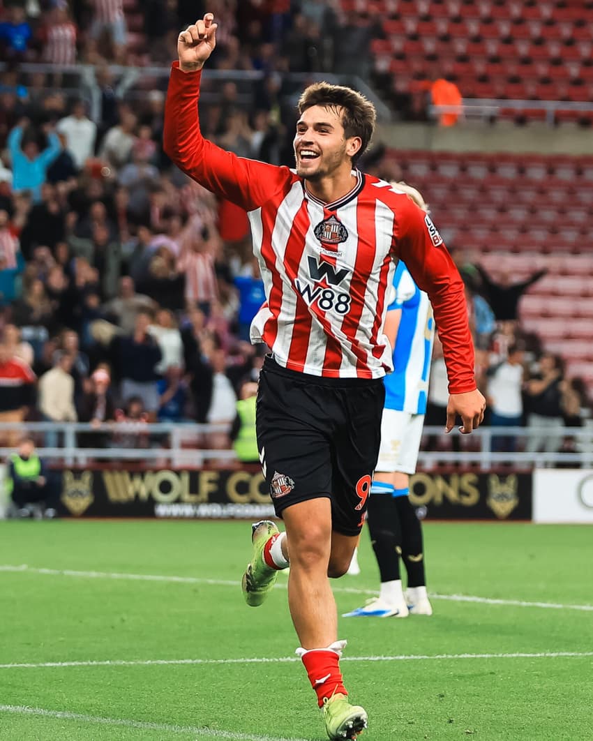 Marc Guiu marcando o gol do empate para o Sunderland (Foto: Reprodução/X)