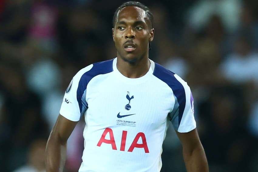 Mathys Tel em ação pelo Tottenham