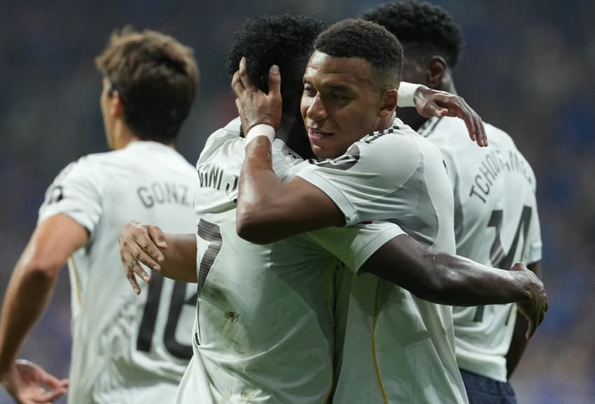 Mbappé comemora com Vini Jr gol do Real Madrid sobre o Real Oviedo, pela La Liga