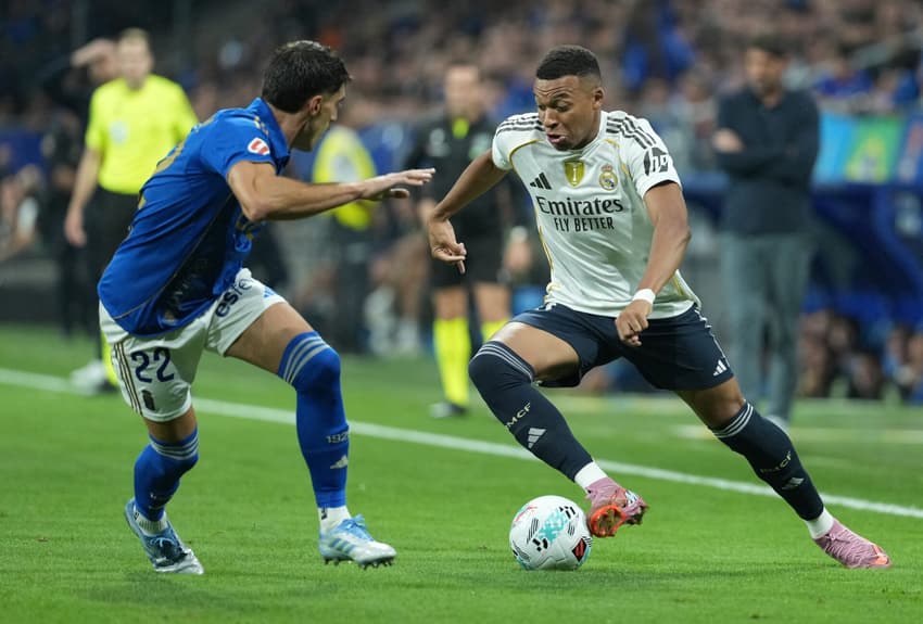Mbappé enfrenta marcação do Real Oviedo em vitória do Real Madrid, na La Liga