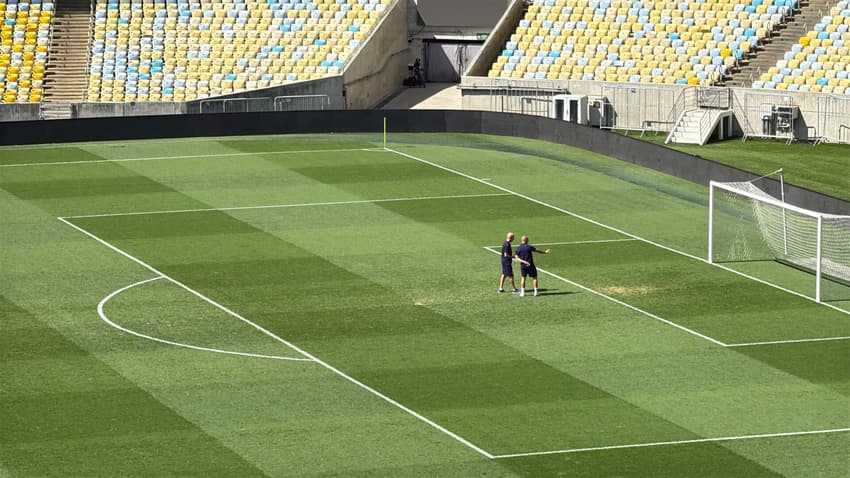 Membros da comissão técnica do Barcelona próximos de falha no gramado do Maracanã
