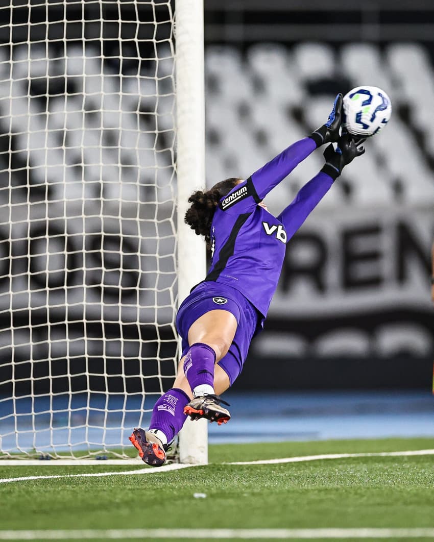 Michelle denfedeu um pênalti para o Botafogo na semifinal do Brasileirão Feminino A2