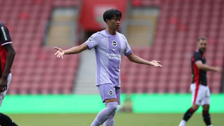 Mitoma em ação em Southampton x Brighton (Foto: Repodução/Brighton)
