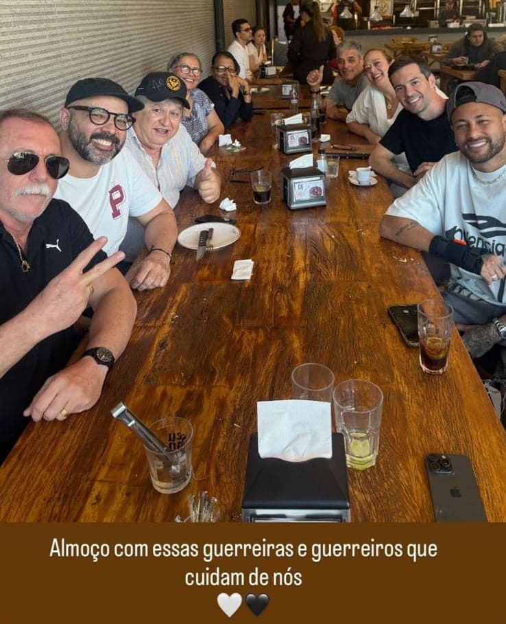 Neymar divulga foto com staff e alguns funcionários do Peixe em restaurante na Baixada Santista. (Foto: Divulgação/ Internet)