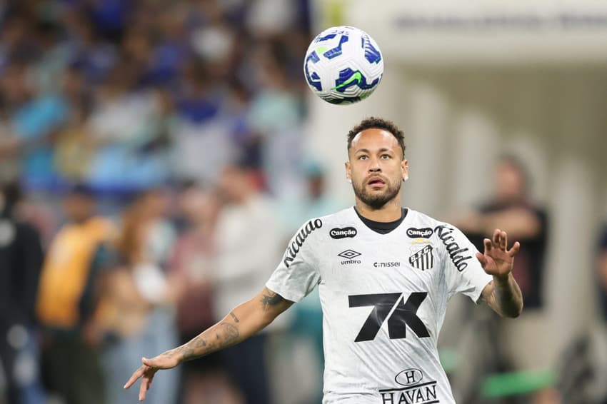 Neymar, do Santos, durante aquecimento antes da partida contra o Cruzeiro no Mineirão