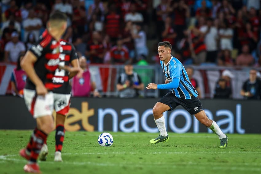 Erick Noriega com a bola no empate do Grêmio com o Flamengo. (Foto: Lucas Uebel/Grêmio FBPA)