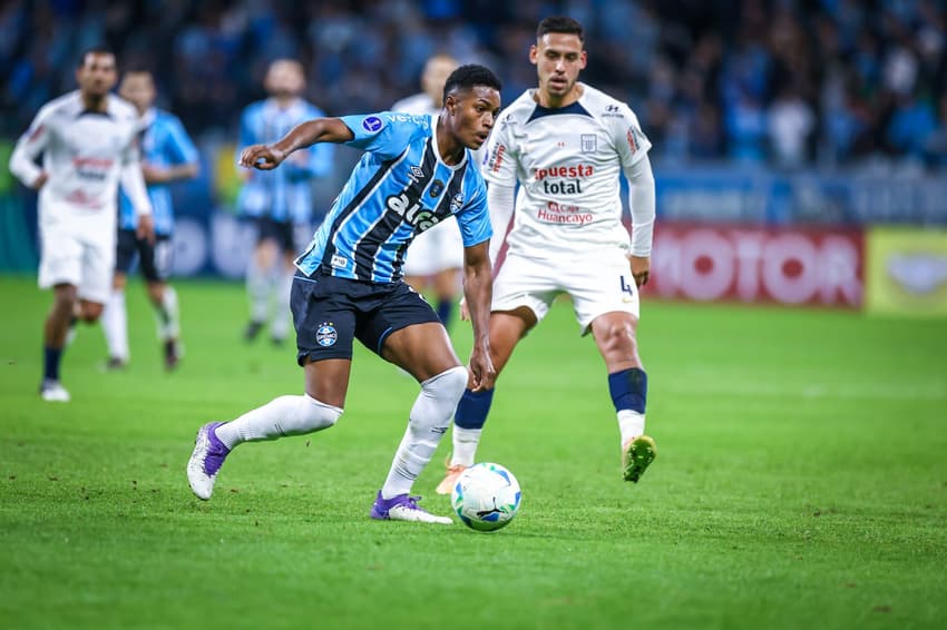 Noriega marca Riquelme no jogo entre Alianza Lima e Grêmio pela Copa Sul-Americana. (Foto: Lucas Uebel/Grêmio FBPA)