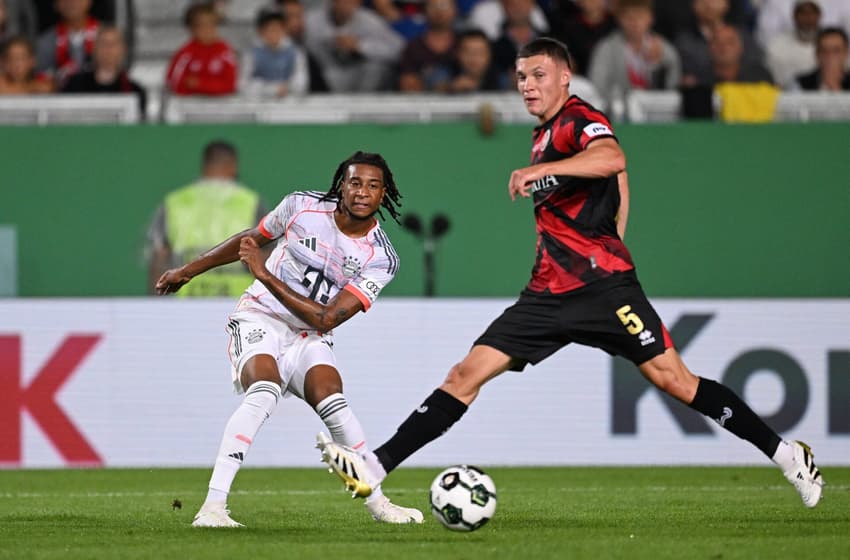 Olise e May disputam bola em Wehen Wiesbaden x Bayern, na Copa da Alemanha