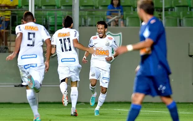 Neymar marcou três gols na vitória do Santos diante do Cruzeiro por 4 a 0, em 2012. (Foto: Pedro Vilela/AGIF)