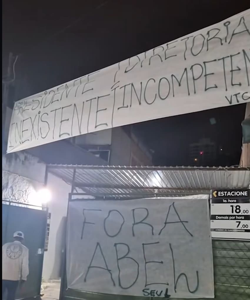 Torcida do Palmeiras pede a saída do técnico Abel Ferreira do Palmeiras. Técnico pode renovar até o fim de 2027. (Foto: Divulgação/ Internet)