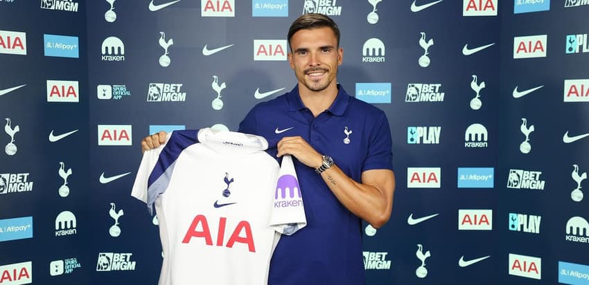 Palhinha sendo anunciado pelo Tottenham João Palinha assinando seu contrato com o Tottenham (Foto: Divulgação/Tottenham)
