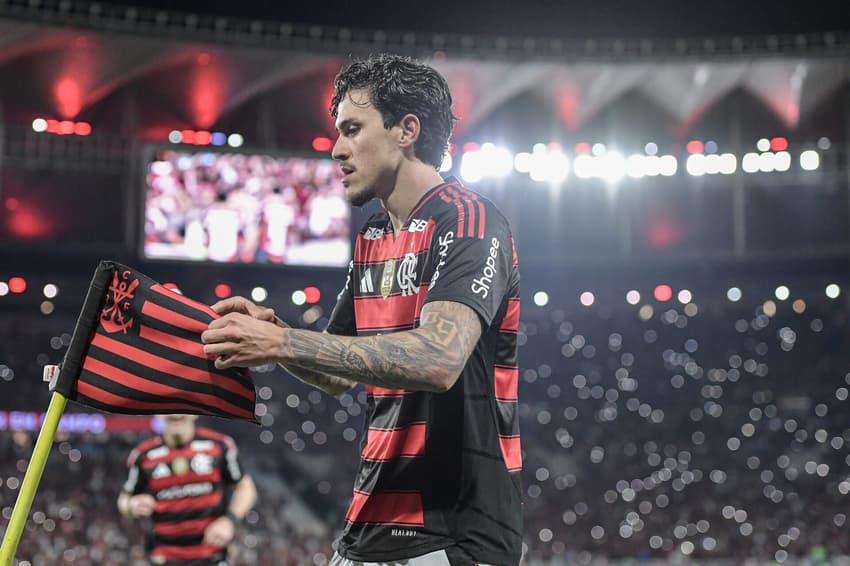 Pedro jogando pelo Flamengo no Maracanã (Foto: Thiago Ribeiro/AGIF)