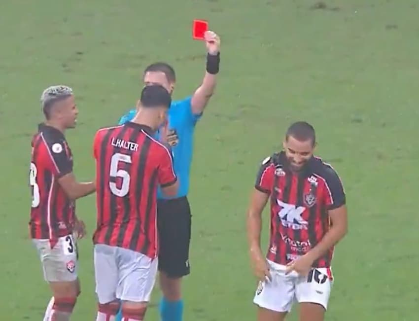 Pepê, do Vitória, é expulso depois de dar soco em Acevedo (Foto: reprodução)